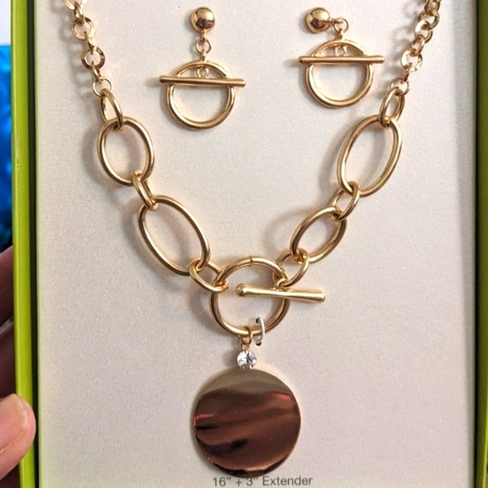 Daisy Fuentes Gold Tone‎ Necklace and Earring Box Set